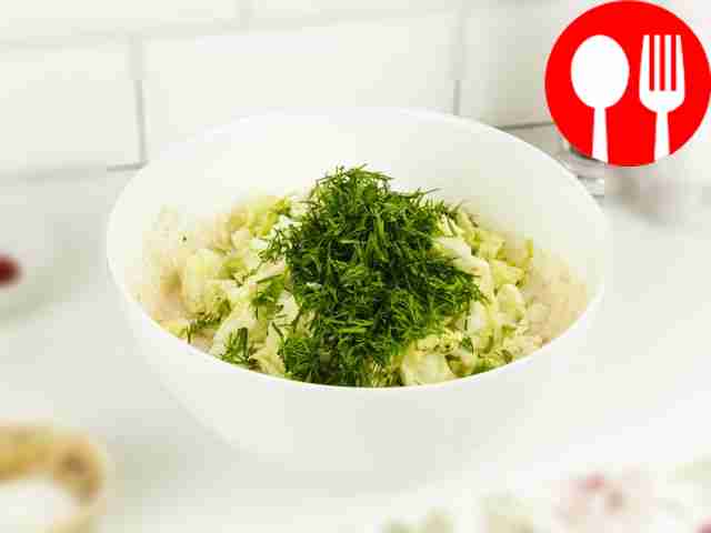 Добавьте получившуюся начинку в готовое тесто...