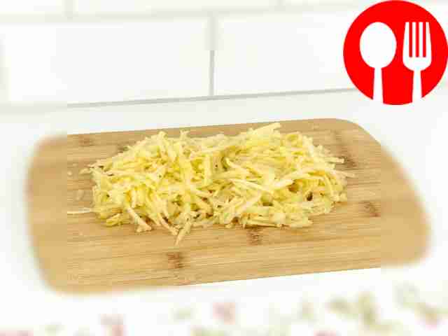 Натрите очищённое от кожуры яблоко на крупной тёрке.