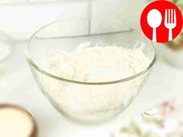 В большой миске соедините пшеничную муку,...