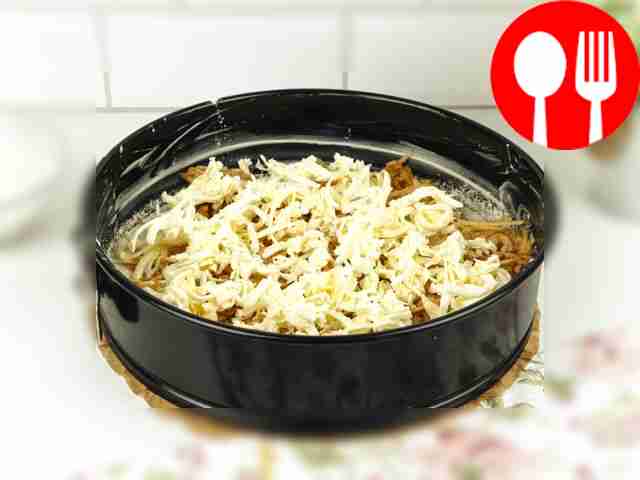 Возьмите форму для выпечки и обмажьте её дно и...