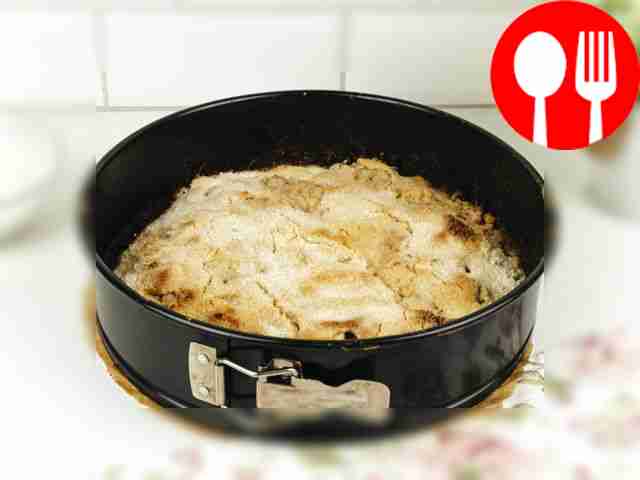 Яблочный рассыпчатый пирог выпекайте в духовке...