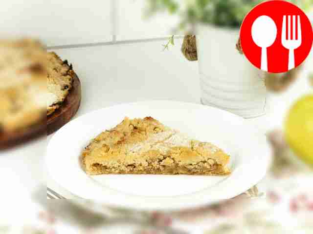 Разрежьте пирог на шесть или восемь одинаковых...