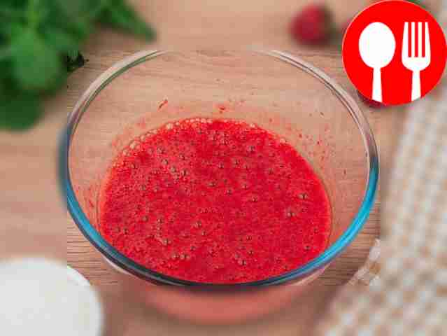 Соедините клубничную смесь с набухшим...