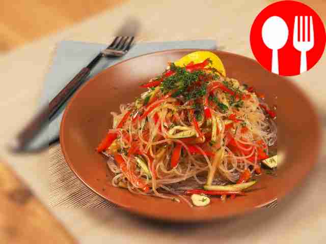 Фунчоза с огурцом и болгарским перцем