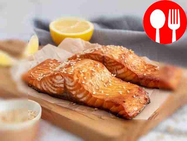 Salmon steak with sesame seeds