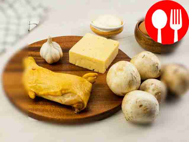Wash the mushrooms and peel the garlic clove....