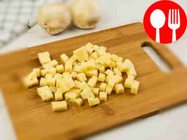 Cut the cheese into 1 cm cubes.