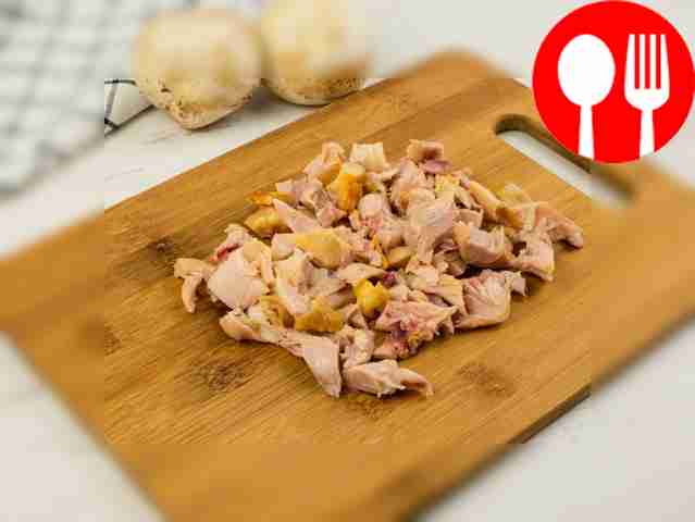 Cut the chicken meat into small pieces.