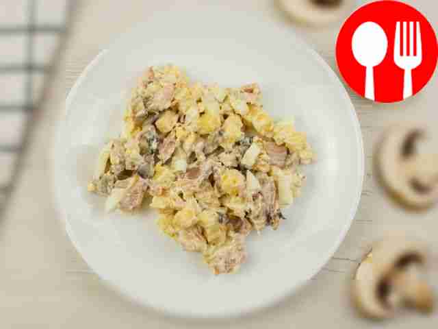 Salad with champignons and smoked chicken