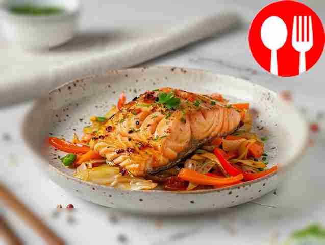 Домашний стейк из семги под сочной пекинской капустой