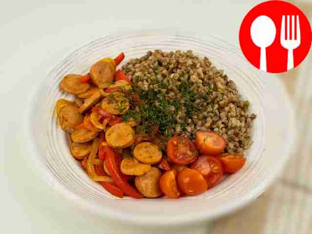 Жареные сосиски с луком