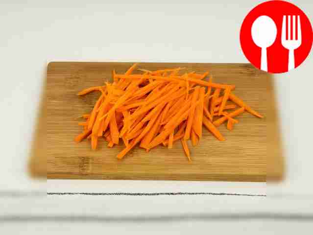 Cut the carrots into thin strips.