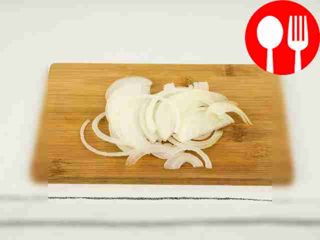 Cut the onion into half rings.