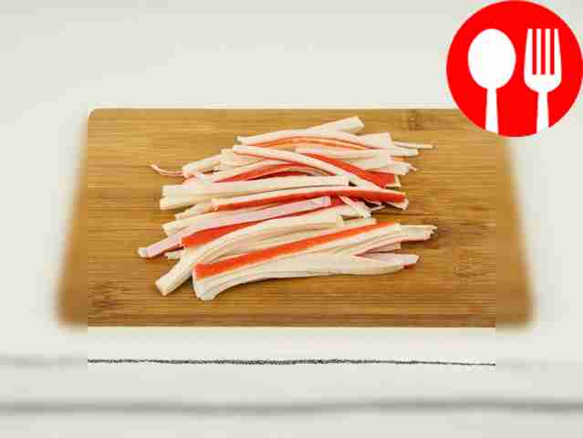 Cut the crab sticks into thin strips.