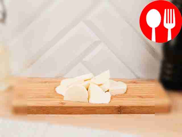 Cut the mozzarella into medium-thick slices....