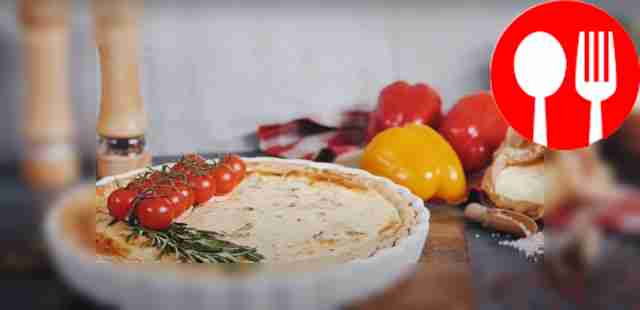 Пирог с творожным сыром, беконом и томатами