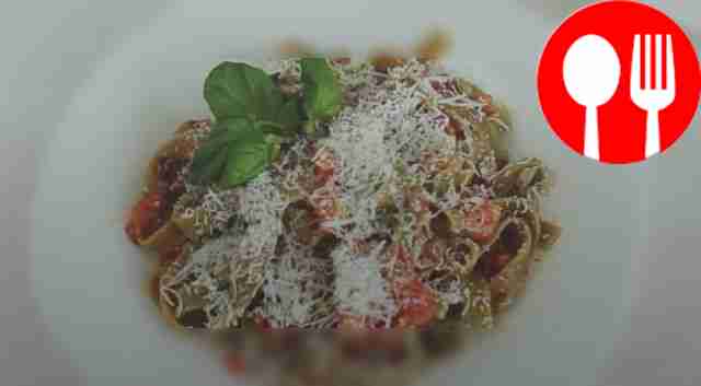 Pasta with tomatoes and basil