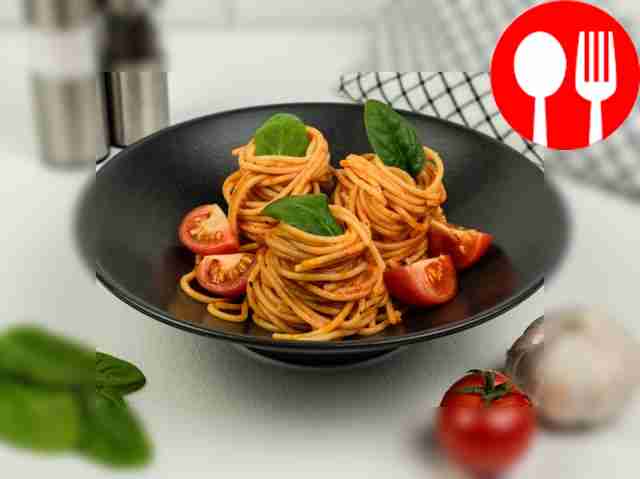 Pasta in tomato-garlic sauce
