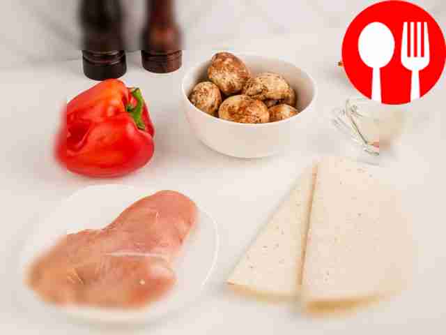 Шампиньоны, куриное филе и болгарский перец...