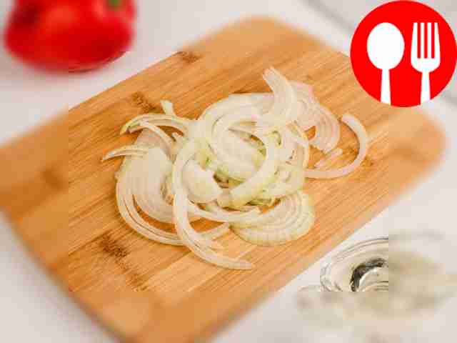 Порежьте репчатый лук полукольцами.