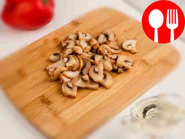 Нарежьте грибы тонкими пластинками.