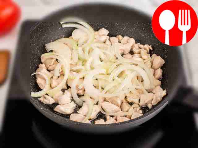 Добавьте к курице репчатый лук и готовьте еще...