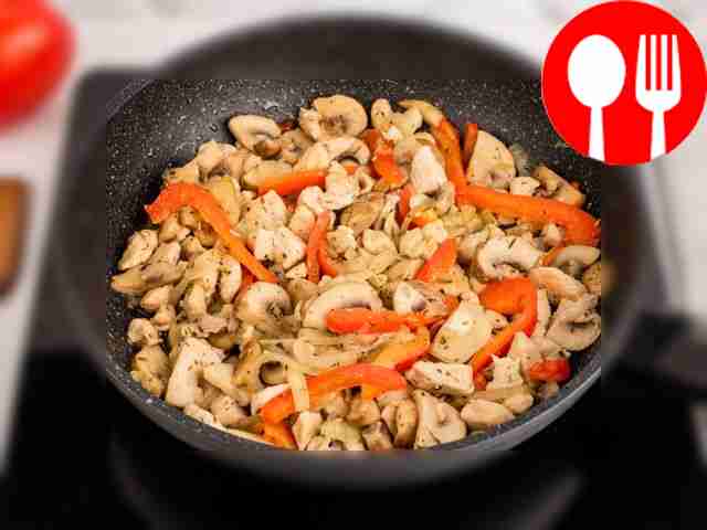 Выложите в сковороду сладкий перец и...