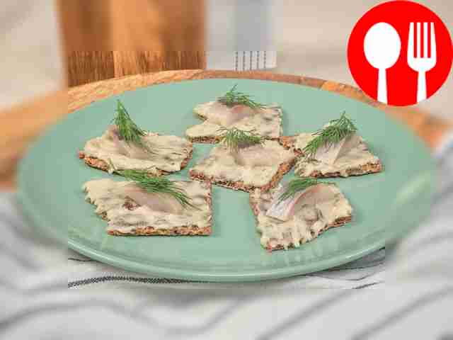 Селедочное масло с горчицей и лимонным соком