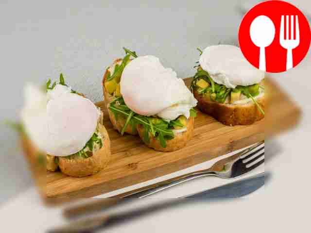 Брускетта с авокадо, плавленым сыром и яйцом пашот