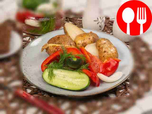 Pickled cucumbers with bell pepper