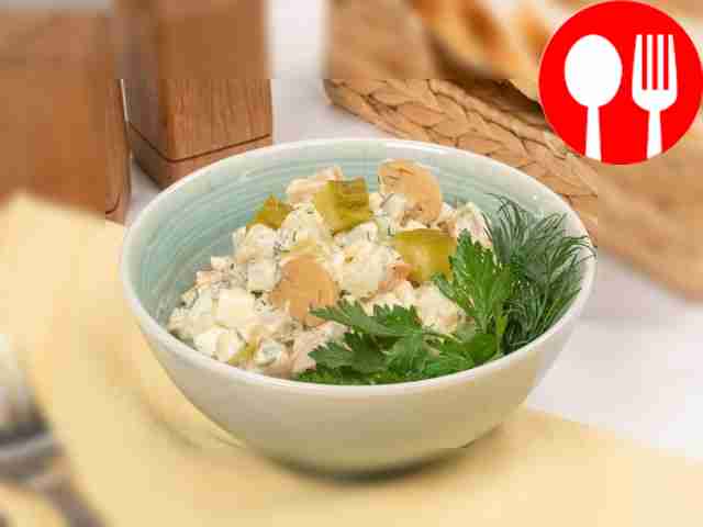 Салат с грибами и маринованными огурцами