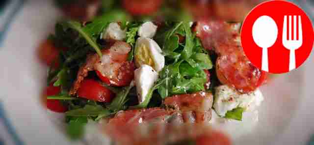 Salad with bacon and arugula