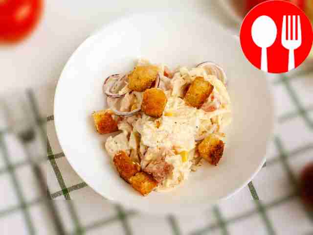 Салат с грудкой и сухариками