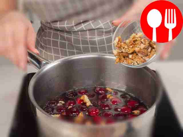 Сварите ягоды и орехи. В кипящий сахарный...