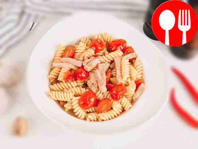 Pasta with ham and cherry tomatoes