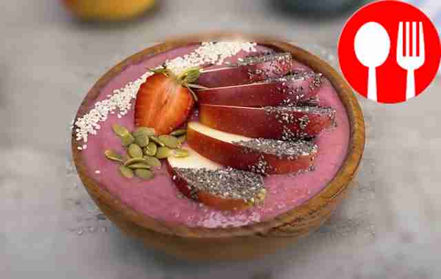 Berry-apple smoothie bowl with ginger