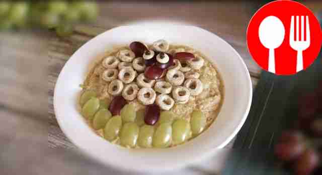 Healthy oatmeal with grapes
