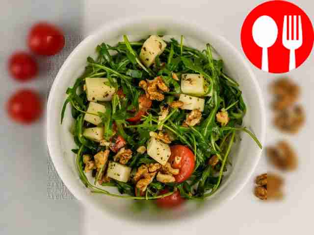 Салат с грецким орехом, сулугуни и томатами черри