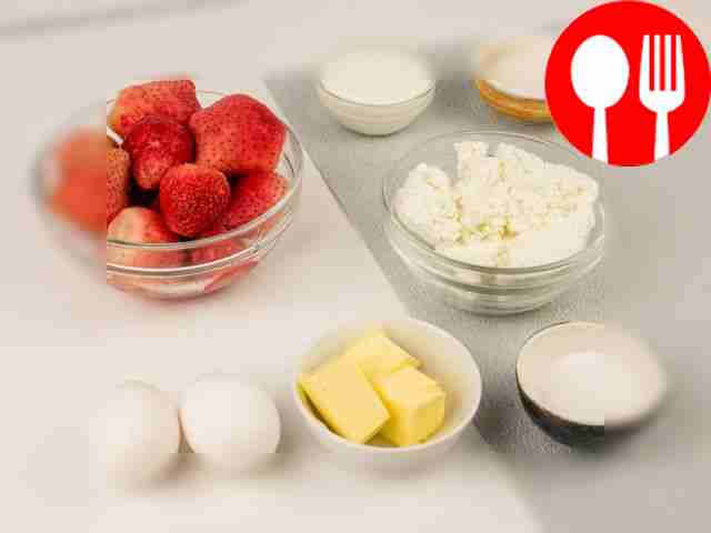 Разогрейте духовку до 180 °C. Клубнику...