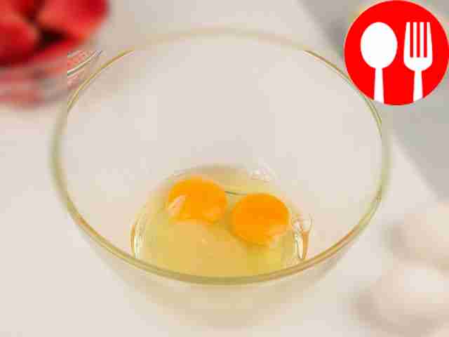 Замесите тесто: в большой миске соедините яйца...