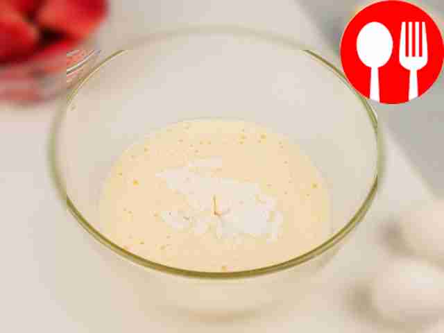 Всыпьте муку и тщательно размешайте до...