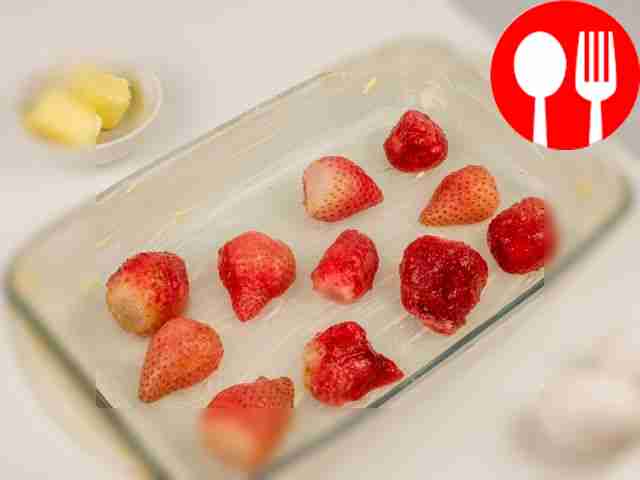 Смажьте форму для выпечки сливочным маслом....