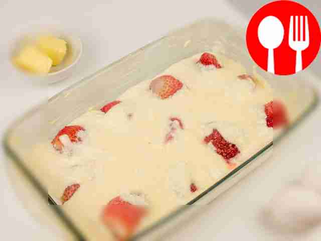 Вылейте творожное тесто на клубнику.