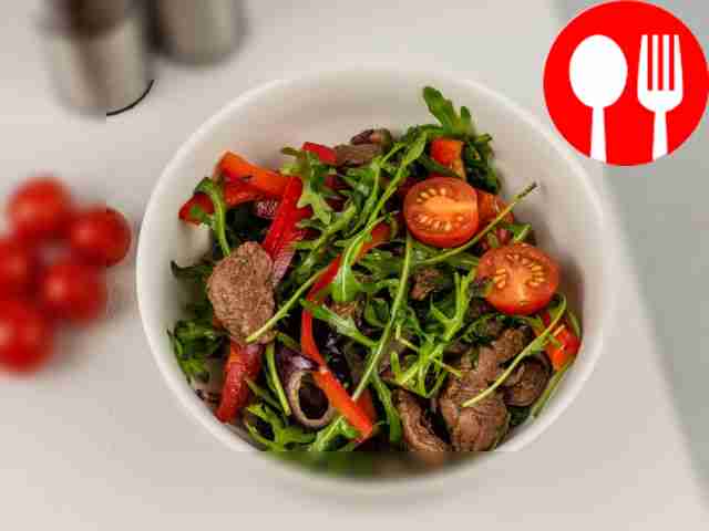 Warm salad with beef, bell pepper and arugula