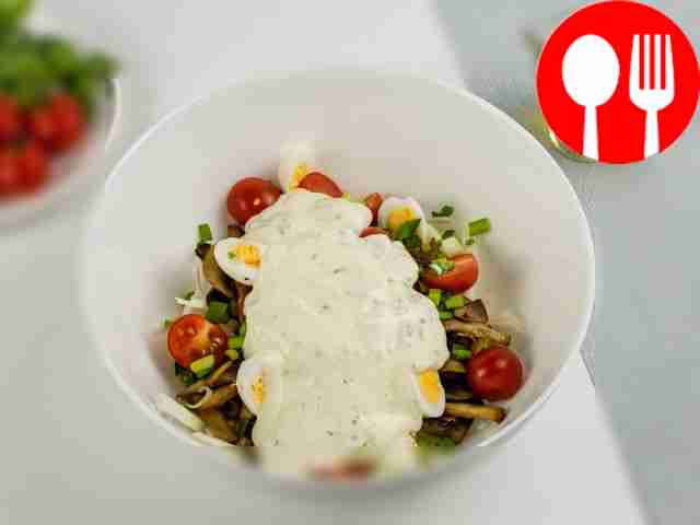 Season the salad with sauce and stir.