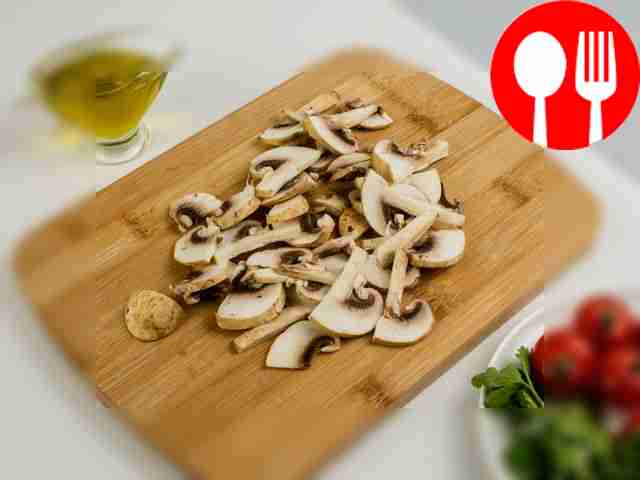 Cut the champignons into thin slices.