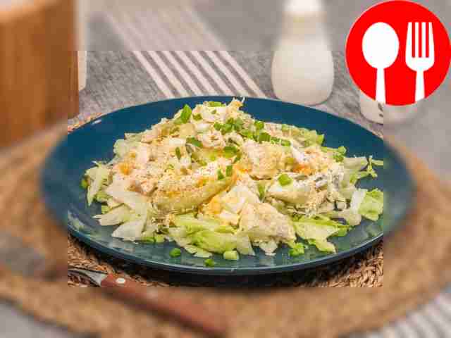 Салат с курицей и маринованными огурцами