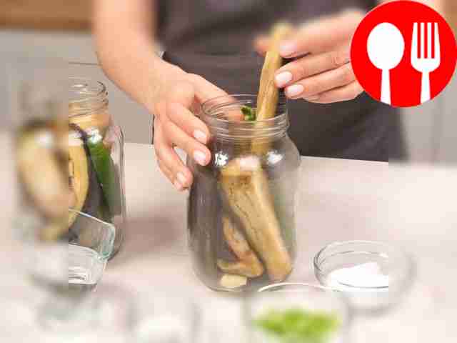 Наполните банки овощами и специями. В днище...