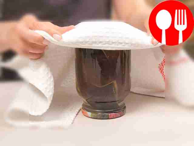 Залейте овощи маринадом. В банки с баклажанами...