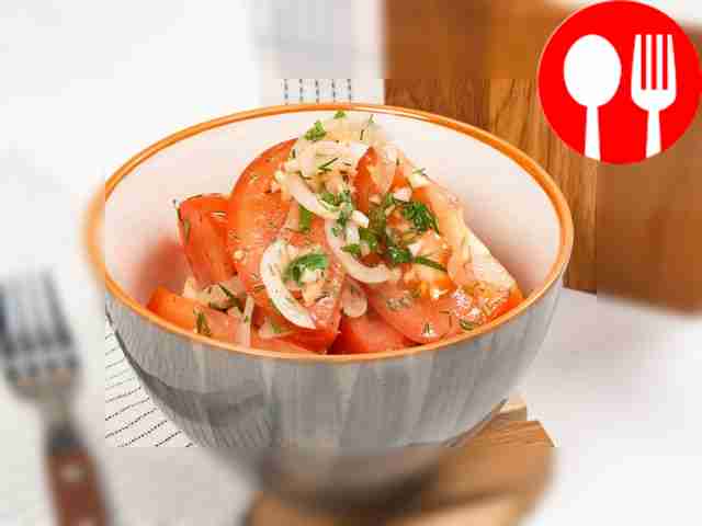 Marinated tomatoes with garlic